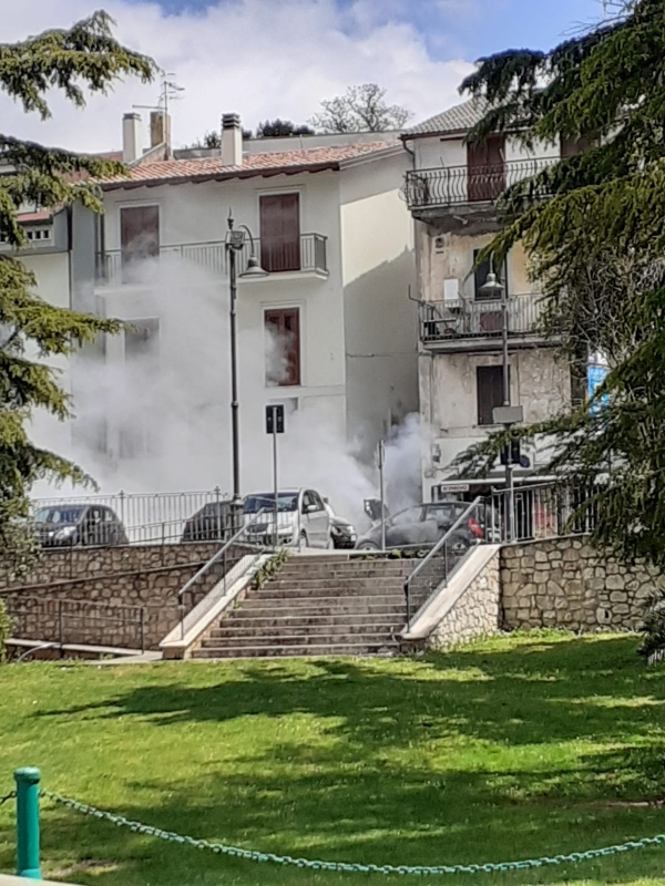 Auto in fiamme in pieno centro a Sezze