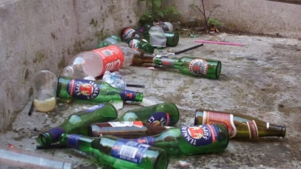 Alcol e decoro urbano: un’ordinanza che arriva tardi e convince poco