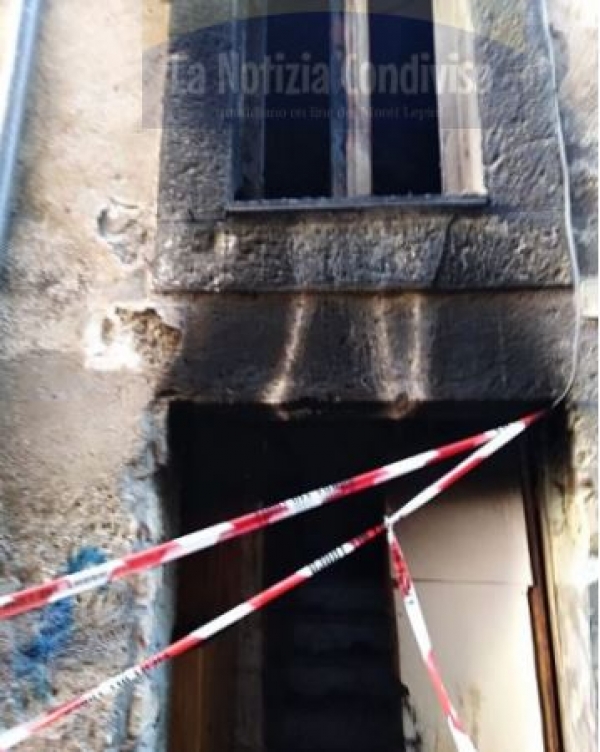Incendiato l&#039;ingresso di una casa in via San Carlo. Spunta l&#039;ombra di una baby gang