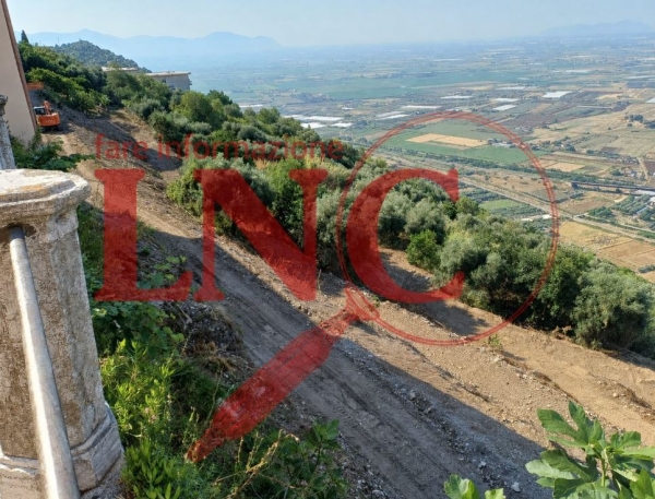 Dopo anni torna alla luce l'area sotto il Muro della Téra. L'invito a ripensare ai parcheggi lungo la strada