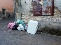 rifiuti nel centro storico (foto 18 giugno 2020)