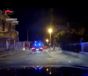 Rapinano un bar a Sezze. Durante la fuga impattano contro un guardrail, arrestati