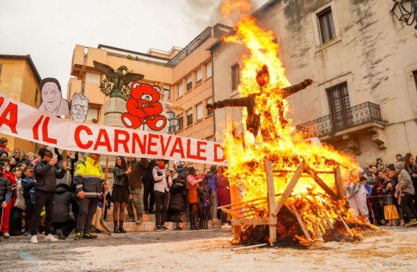 Carnevale setino 2026: la città si accende tra maschere, musica e il rogo di  Peppalacchio
