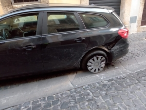 A folle velocità su via San Carlo. Distrugge un&#039;auto parcheggiata