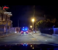 Rapinano un bar a Sezze. Durante la fuga impattano contro un guardrail, arrestati