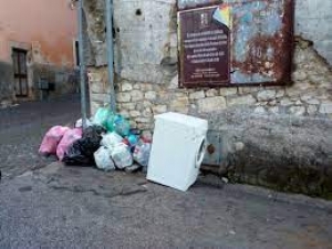 Controlli nel centro storico contro chi non conferisce i rifiuti