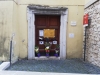 Fiori e messaggi davanti il portone del Comune di Sezze. Una comunità sotto choc